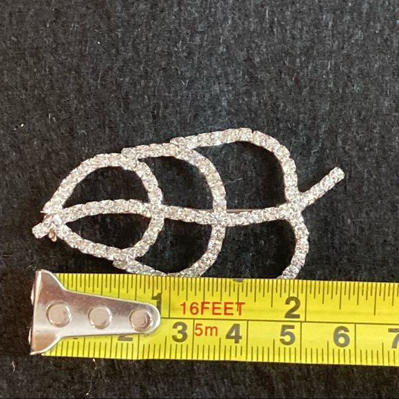 Crystal leaf brooch - Picture 5 of 5